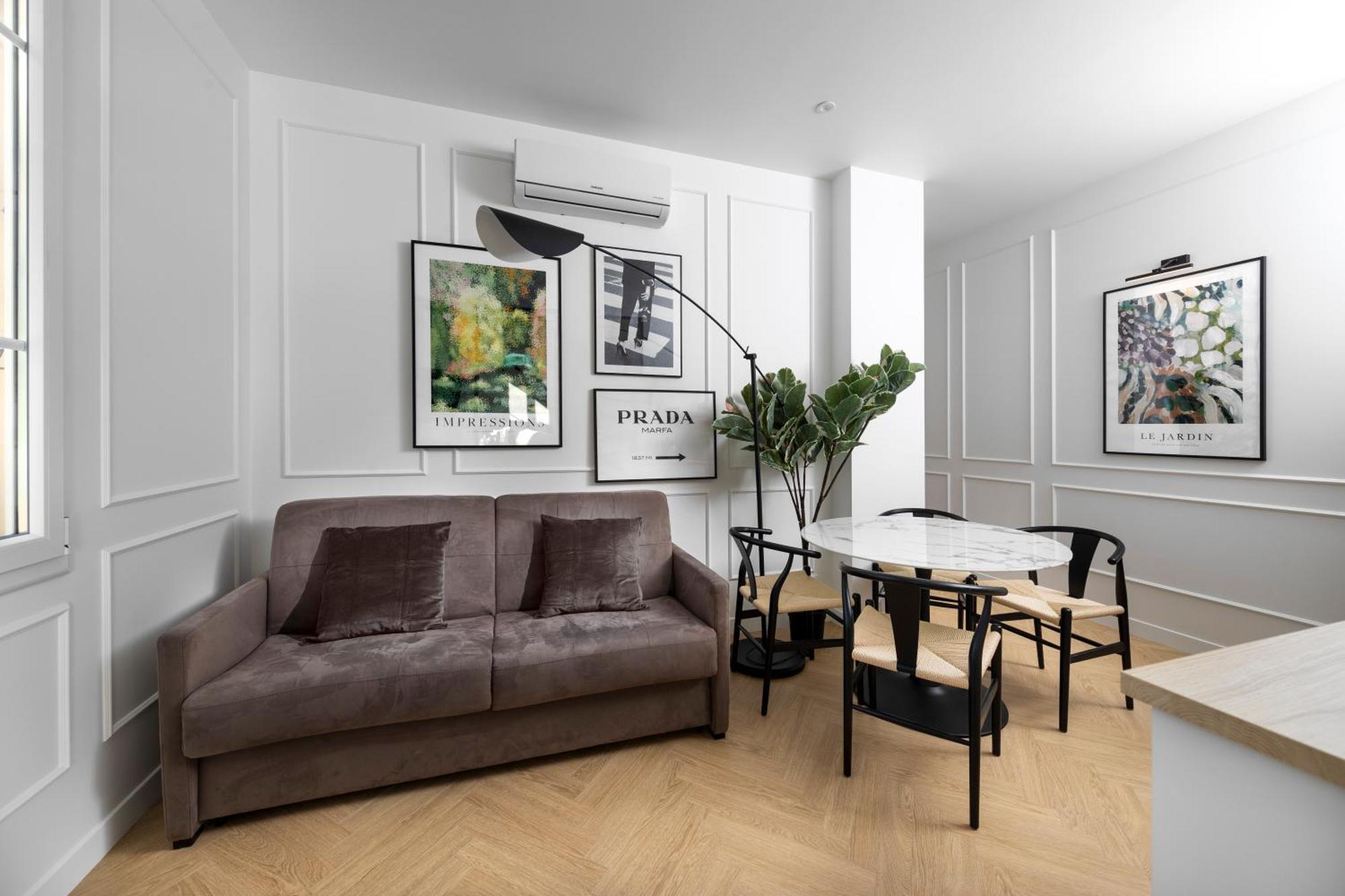 Secret Contemporary Courtyard Apartment *