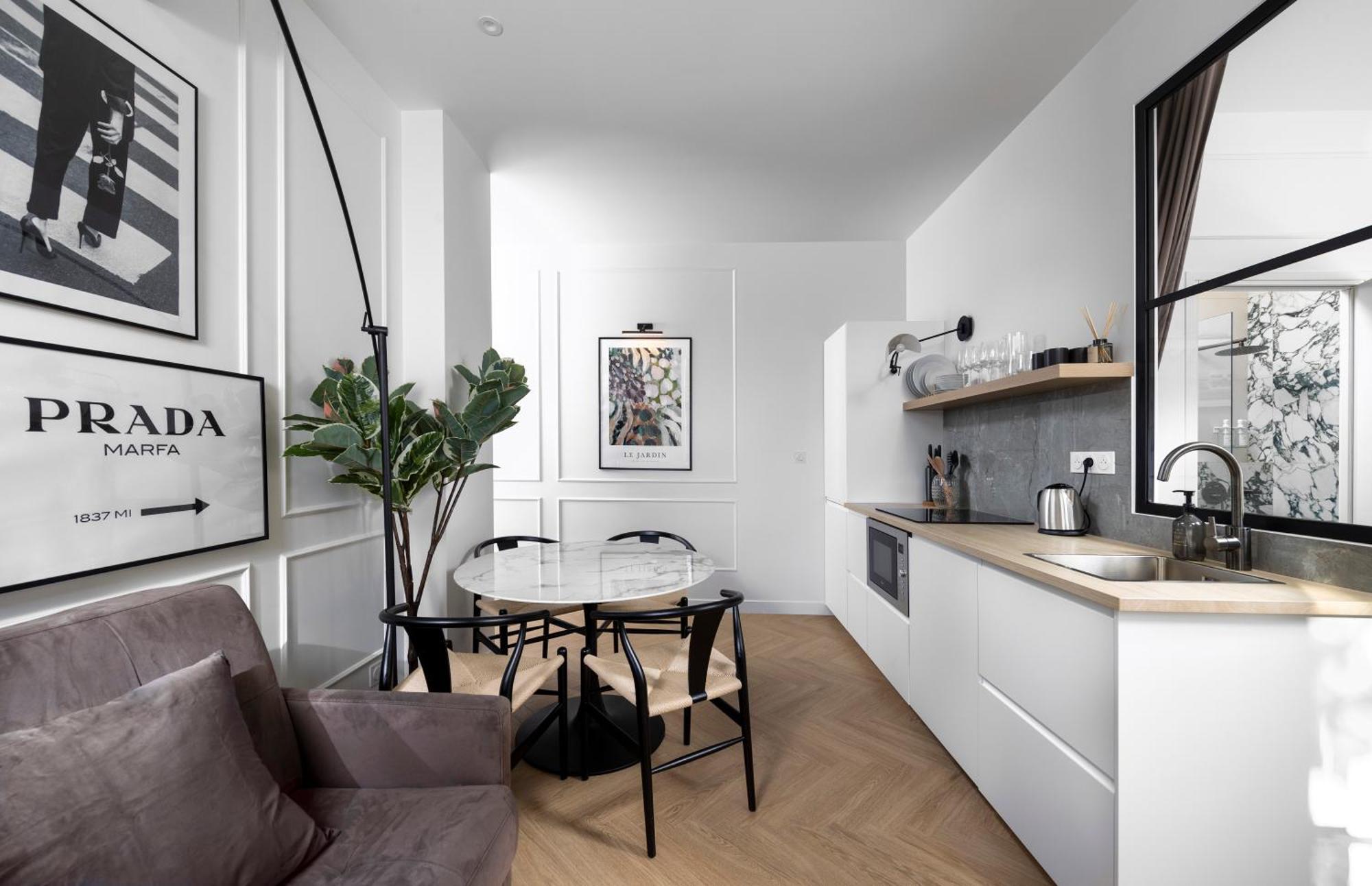 Apartment Secret Contemporary Courtyard